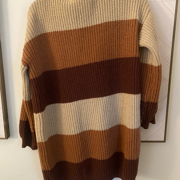 XS Pink lily Cardigan. Wore a handful of times. Fits more like a small/medium - Picture 3 of 3